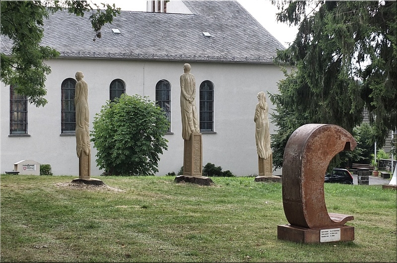 sculpture wood skulpturen holz schnitzen motorsge kettensge geburt leben tod holzwerker