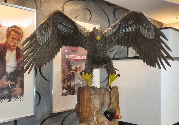 steinadler weinregal lifesize adler eagle motorsäge kettensäge schnitzen jochen adam holzwerker