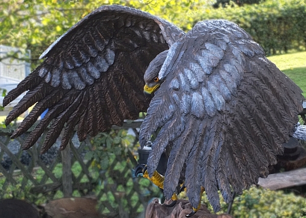 steinadler weinregal lifesize adler eagle motorsäge kettensäge schnitzen jochen adam holzwerker