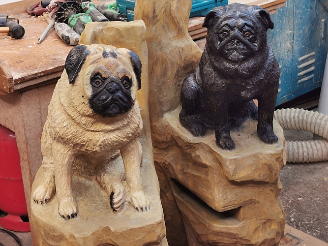 bank mops mpse hund hunde schnitzen motorsge kettensgen holz garten jochen adam holzwerker