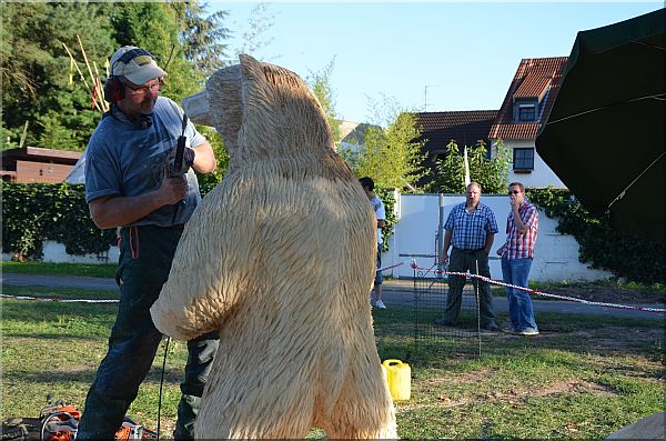 grizzly  bär holzwerker jochen adam schnitzen mit der motorsäge