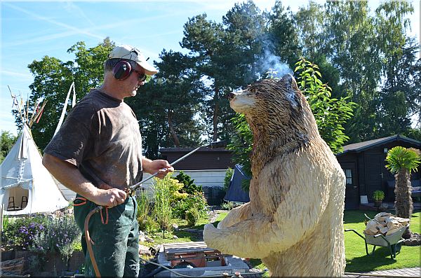 grizzly  br holzwerker jochen adam schnitzen mit der motorsge