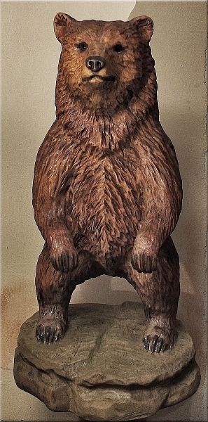 grizzly  bär holzwerker jochen adam schnitzen mit der motorsäge