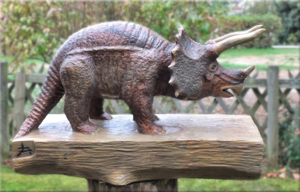 dinosaurier triceratop kettensäge motorsäge jochen adam holzwerker schnitzen kunst 