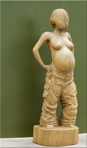 skulptur schwanger  holz schnitzen motorsäge kettensäge holzwerker