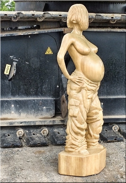  schwanger lady säge schwanger mit motorsäge geschnitzt  holz schnitzen motorsäge kettensäge holzwerker