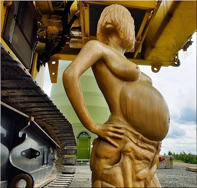 pregnant chainsaw carving  schwanger mit motorsäge geschnitzt  holz schnitzen motorsäge kettensäge holzwerker