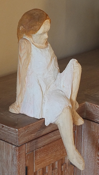 skulptur sitzen mädchen holz schnitzen carving motorsäge kettensäge holzwerker jochen adam