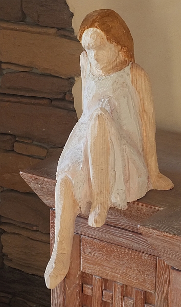 skulptur sitzen mädchen holz schnitzen carving motorsäge kettensäge holzwerker jochen adam