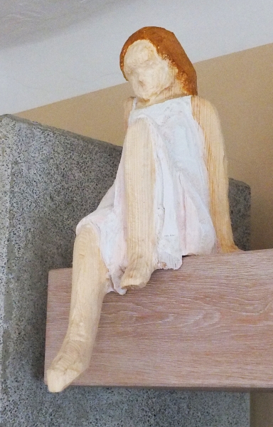skulptur sitzen mädchen holz schnitzen carving motorsäge kettensäge holzwerker jochen adam