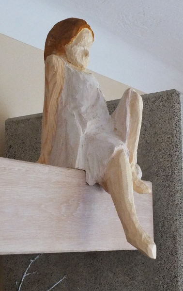 skulptur sitzen mädchen holz schnitzen carving motorsäge kettensäge holzwerker jochen adam