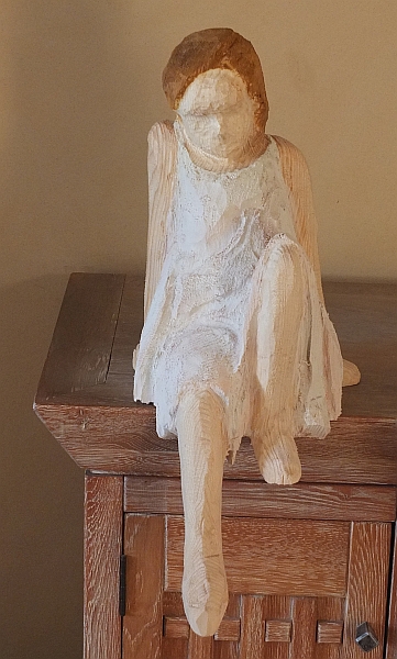 skulptur sitzen mädchen holz schnitzen carving motorsäge kettensäge holzwerker jochen adam