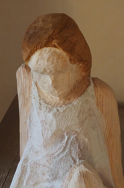 skulptur sitzen mädchen holz schnitzen carving motorsäge kettensäge holzwerker jochen adam