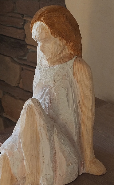 skulptur sitzen mädchen holz schnitzen carving motorsäge kettensäge holzwerker jochen adam