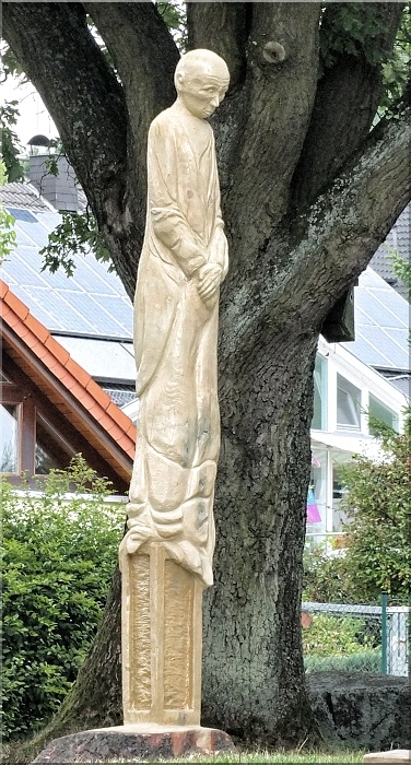 skulpturen holz schnitzen motorsge kettensge geburt leben tod holzwerker