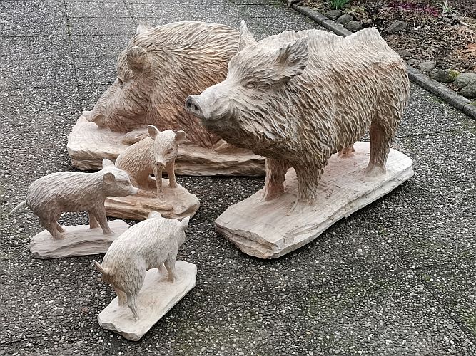 wildschwein liegende bache keiler holz schnitzen motorsge kettensge 