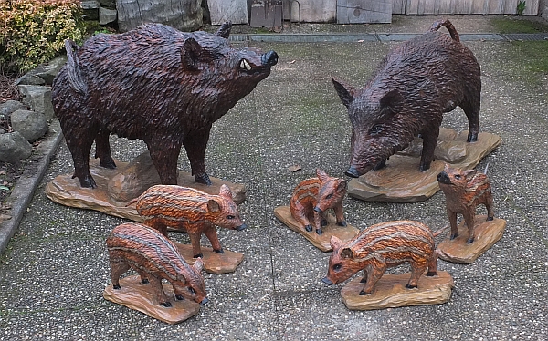 wildschwein liegende bache keiler holz schnitzen motorsge kettensge 