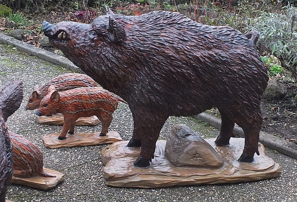 wildschwein liegende bache keiler holz schnitzen motorsge kettensge 
