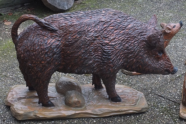 wildschwein liegende bache keiler holz schnitzen motorsge kettensge 