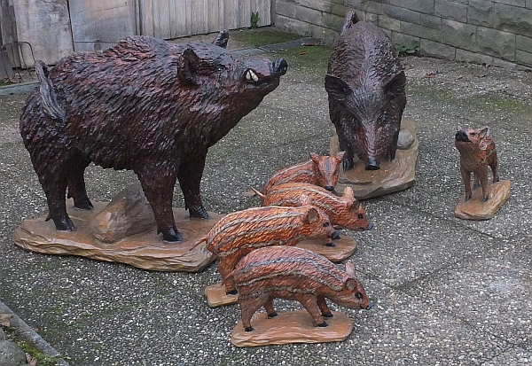 wildschwein liegende bache keiler holz schnitzen motorsge kettensge 