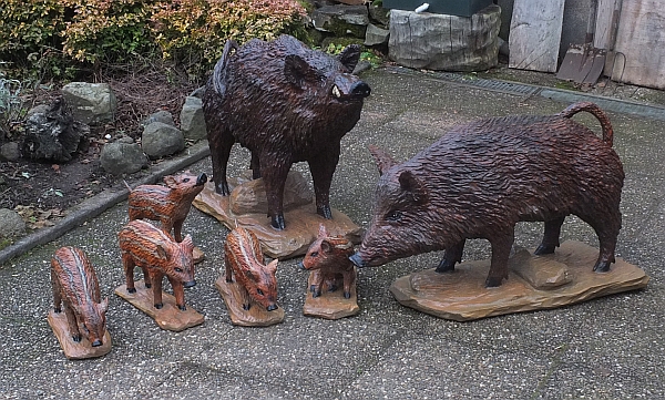 wildschwein liegende bache keiler holz schnitzen motorsge kettensge 